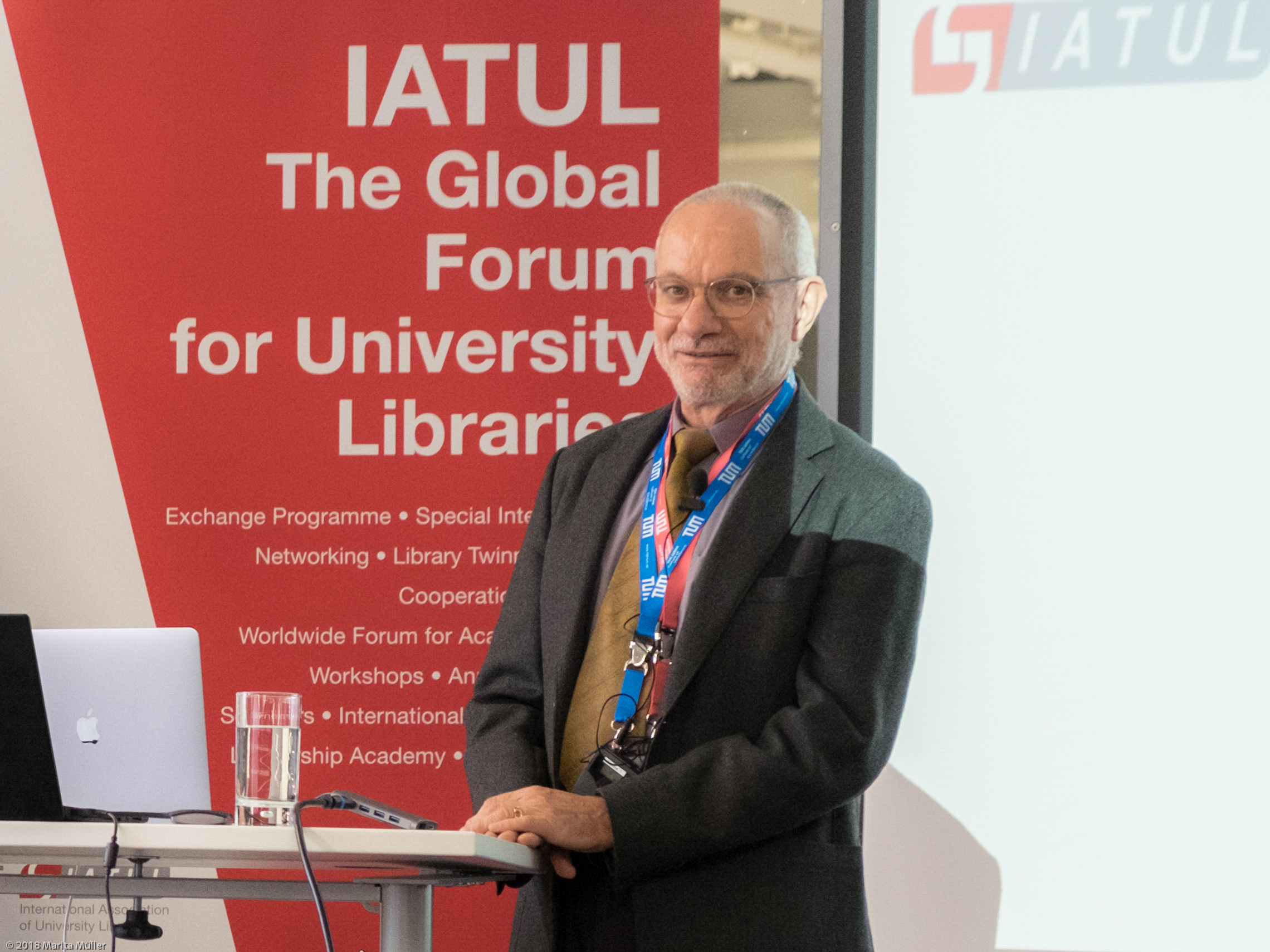 Reiner Kallenborn steht am Rednerpult der IATUL-Veranstaltung