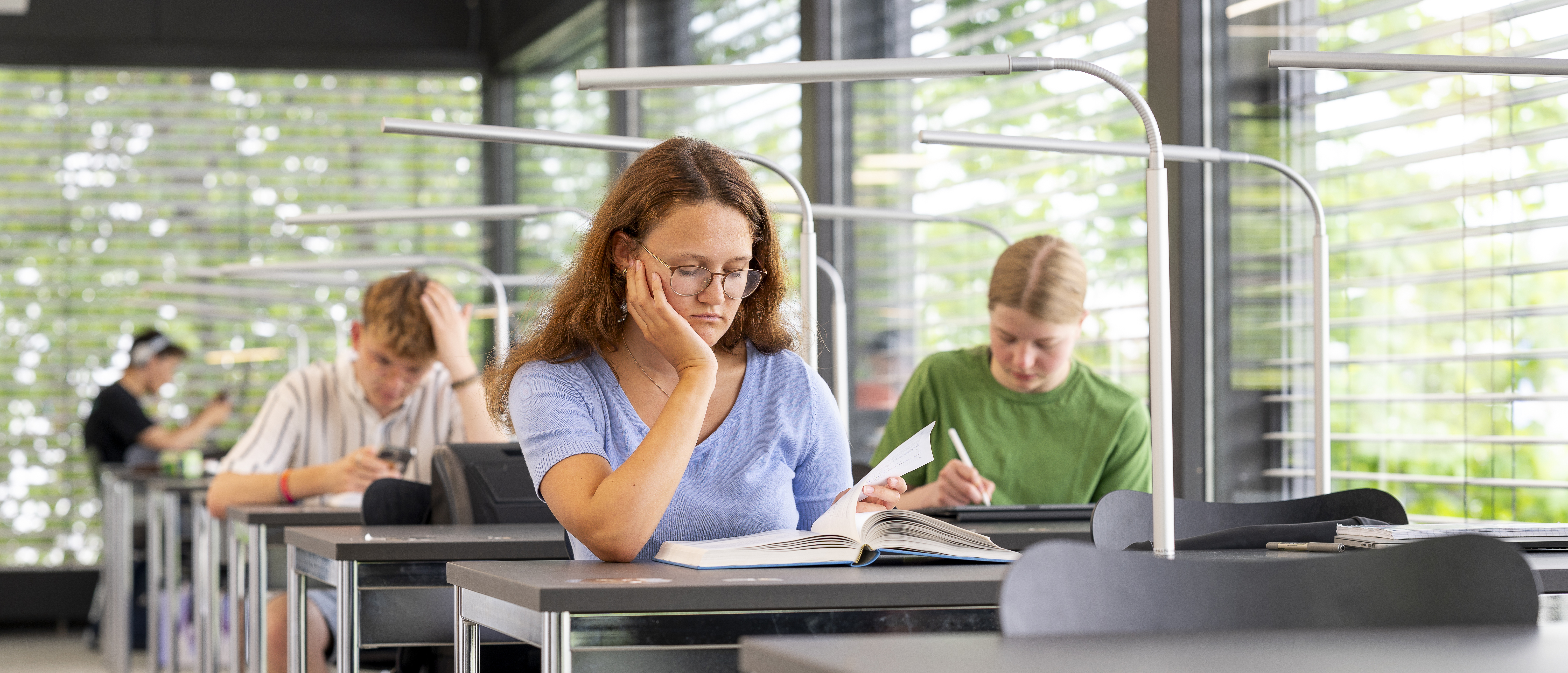 Wissenschaftlerin im Gewächshaus