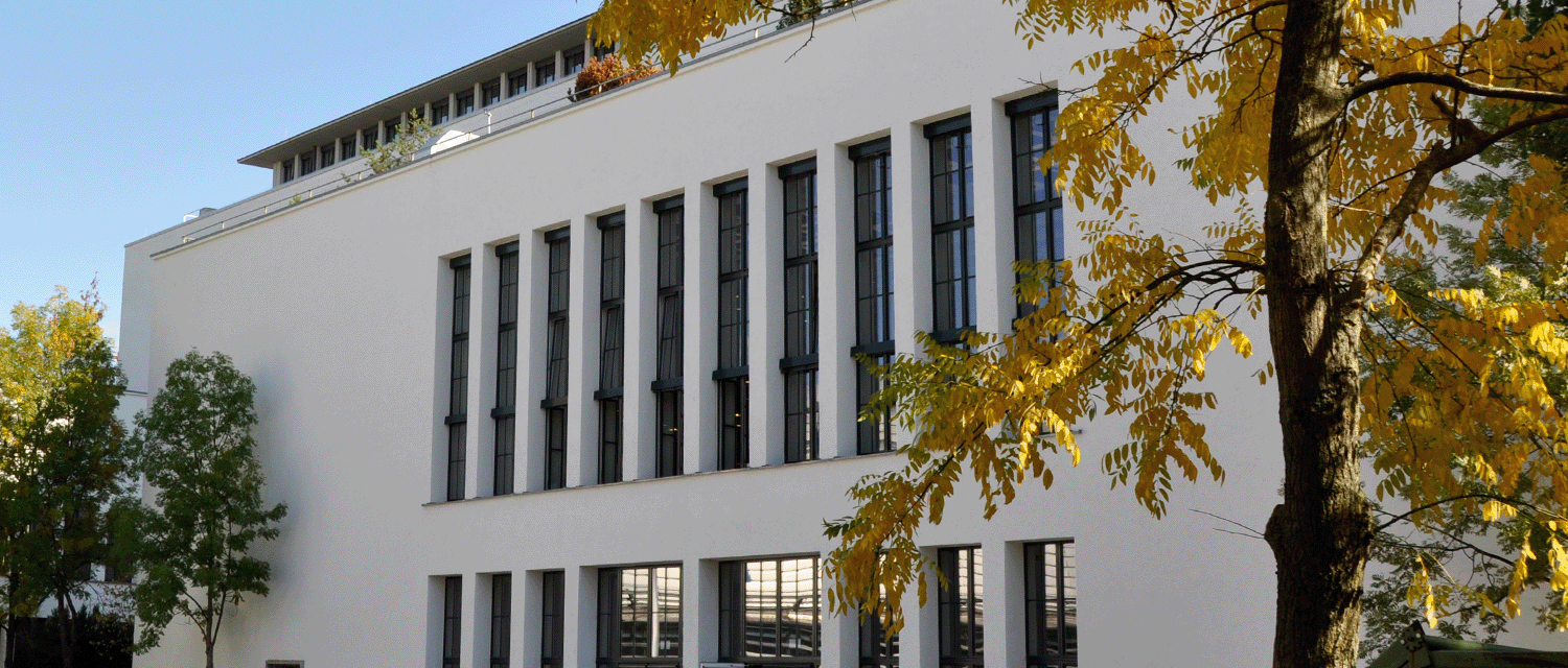 Bäume mit gelbem Laub vor dem Gebäude der TUM