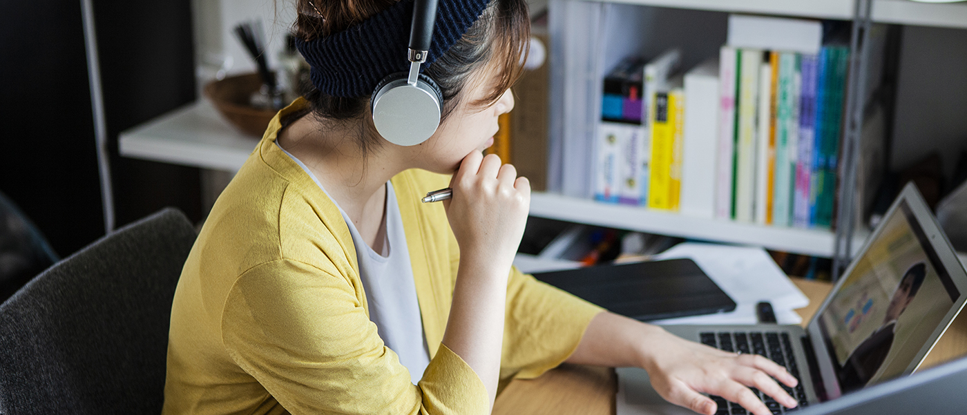 Studierende mit Headset und Laptop beim Lernen