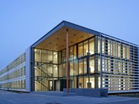 Wissenschaftszentrum Straubing, Außenansicht in der Abenddämmerung