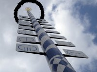 Maibaum im Innenhof des TUM Stammgeländes mit Fakultätslogos