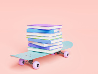 Skateboard mit Bücherstapel