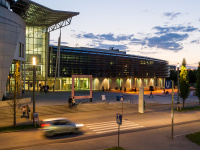 Blick auf den Vorplatz des Maschinenwesens (li.) und auf das Gebäude (r.) der International Graduate School of Science and Engineering (IGSSE) Exzellenzzentrum.