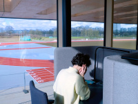 Studentin beim Lernen in der Teilbibliothek Sport- und Gesundheitswissenschaften