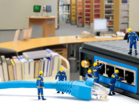 Miniaturfiguren von Handwerkern mit LAN-Kabel und Switch auf der Ausleihtheke in der Teilbibliothek Chemie