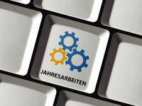 Computer keyboard with the key label "Jahresarbeiten" (annual IT system maintenance)