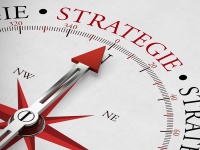 Kompass mit Aufschrift "Strategie"