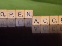 Scrabble-Buchstaben, die den Begriff Open Access bilden