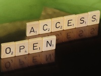 Scrabble-Buchstaben, die den Begriff Open Access bilden