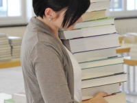 Frau mit Bücherstapel