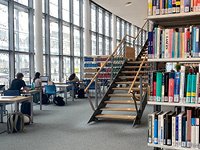 Teilbibliothek Maschinenwesen_Lesesaal Treppe und Buchregale