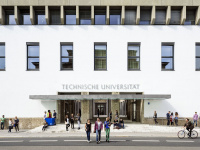 Studierende vor dem Haupteingang der TUM