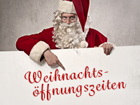 Nikolaus mit Schild auf dem Weihnachtsöffnungszeiten steht