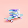 Skateboard mit Bücherstapel