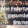 Buchregale mit Weihnachtsbaum und Schriftzug "Frohe Feiertage und einen gesunden Start ins neue Jahr"