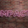 Rosa Neonleuchtenschriftzug namens Impact auf Ziegelmauerwand