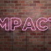 Steinmauer mit rosa Schriftzug namens Impact aus Neonleuchten