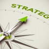 Kompassnadel zeigt auf das Wort "Strategy"
