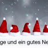 Weihnachtsmannmützen im Vordergrund, im Hintergrund Sterne und Schneeflocken. Schriftzug "Frohe Feiertage und ein gutes Neues Jahr!"