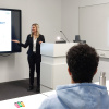 Studierende üben ihren Vortrag im Presentation Lab