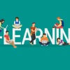 Schriftzug E-Learning, Menschen sitzen in verschiedenen Lernpositionen auf den Buchstaben