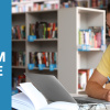 Mann sitzt in der Bibliothek und lernt mit Kopfhörern vor seinem Laptop