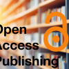 Schriftzug "Open Access Publishing" vor Buchregalen