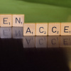 Scrabble-Buchstaben, die den Begriff Open Access bilden