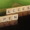 Scrabble-Buchstaben, die den Begriff Open Access bilden