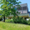 Aussenansicht der Teilbibliothek Physik mit Blumenwiese im Vordergrund