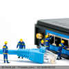 Miniaturfiguren mit Internet-Kabel vor einem Switch-Gerät