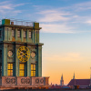 TUM-Uhrenturm mit Münchner Frauenkirche im Hintergrund