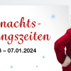 Nikolaus mit Schild auf dem Weihnachtsöffnungszeiten steht