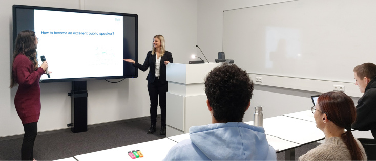 Studierende üben ihren Vortrag im Presentation Lab